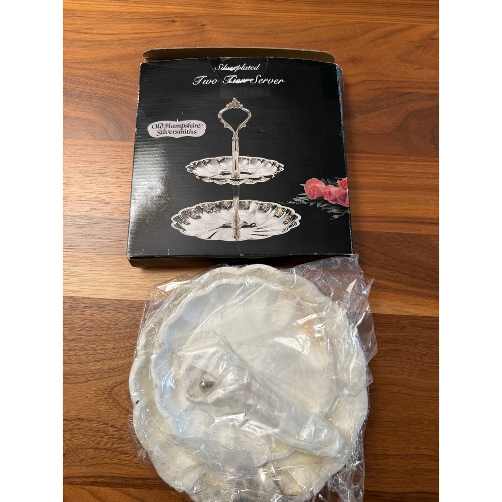 Old Hampshire Silversmiths Two Tier Server Silverplated Scalloped Edge New